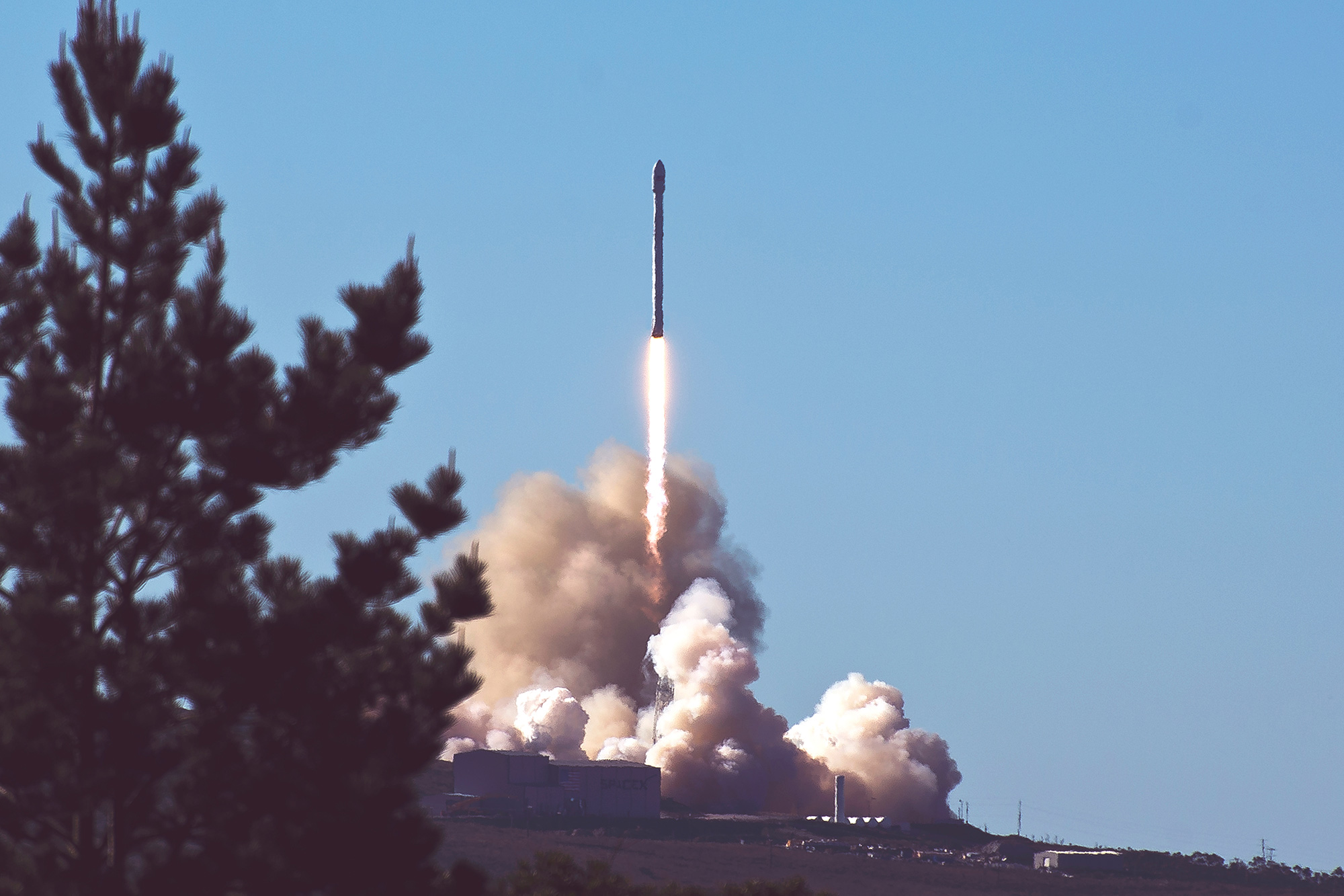 SpaceX stages Vandenberg, California, launch and landing arketyp.